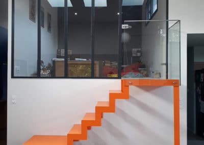 Grande verrière et escalier moderne